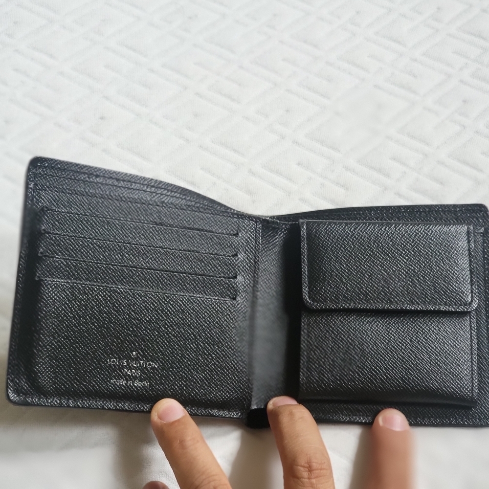 Louis Vuitton Epi Leather Bifold Wallet.. Authentic!! - Picture 7 of 13